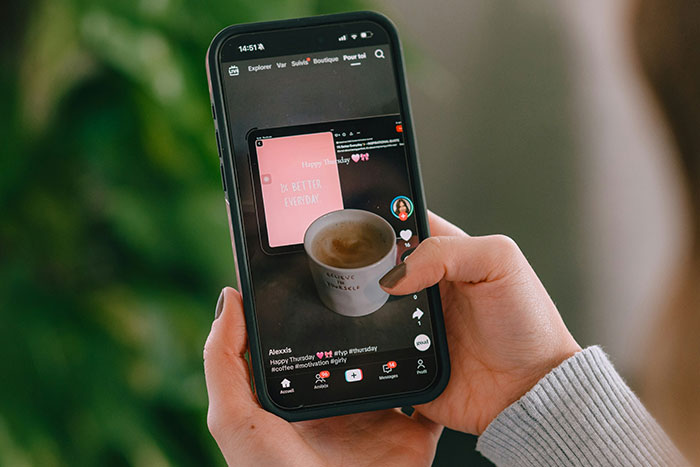 Woman Posts Absolutely Everything Online, Her Boyfriend Hates It: "Social Media Attention Seeker"