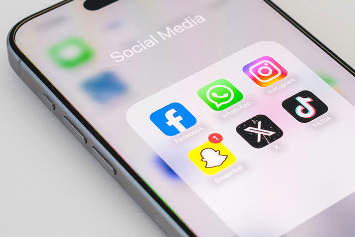 Woman Posts Absolutely Everything Online, Her Boyfriend Hates It: "Social Media Attention Seeker"