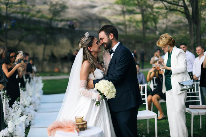 Bro&rsquo;s Plan To Bring Cam Girl To Sister&rsquo;s Wedding Goes Down In Flames, He Has A Complete Meltdown