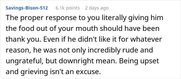 Comment discussing a woman supporting her boyfriend in mourning by bringing leftovers and facing criticism over inedible food.
