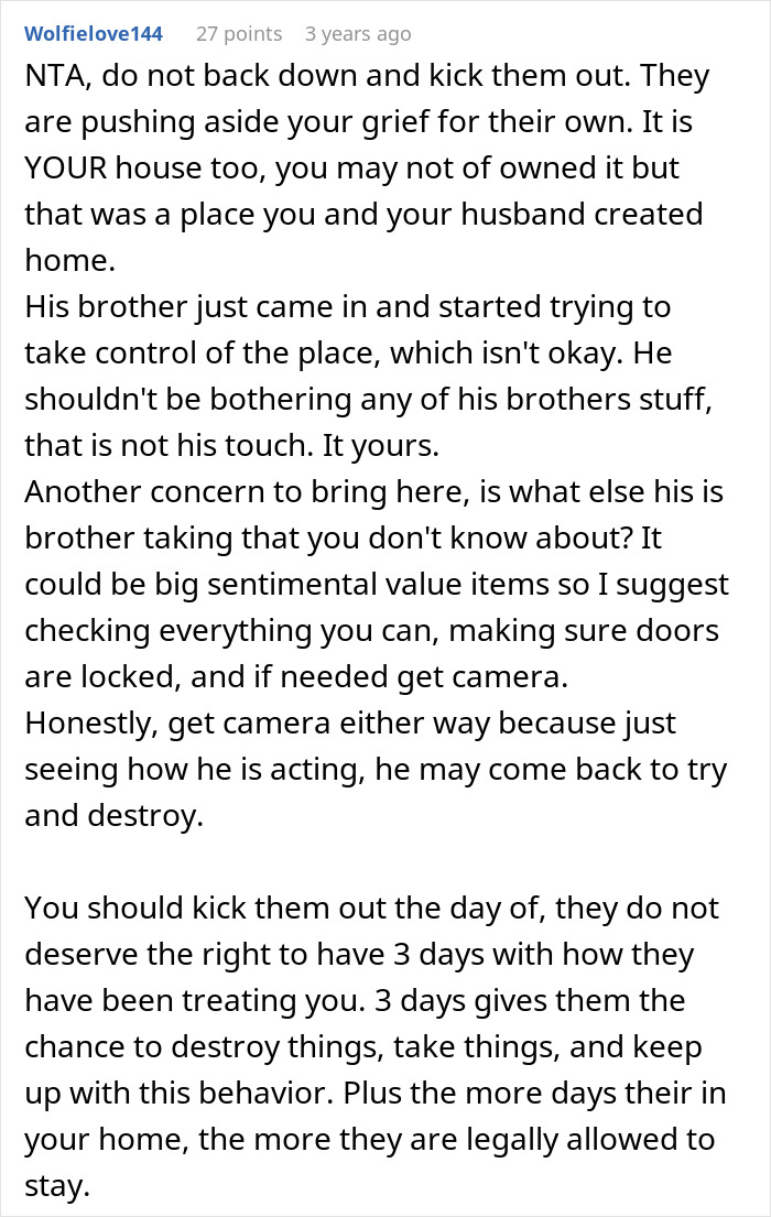 Screenshot of a Reddit comment advising a woman to kick late husband&rsquo;s brother and his kids out for using his clothes and belongings.