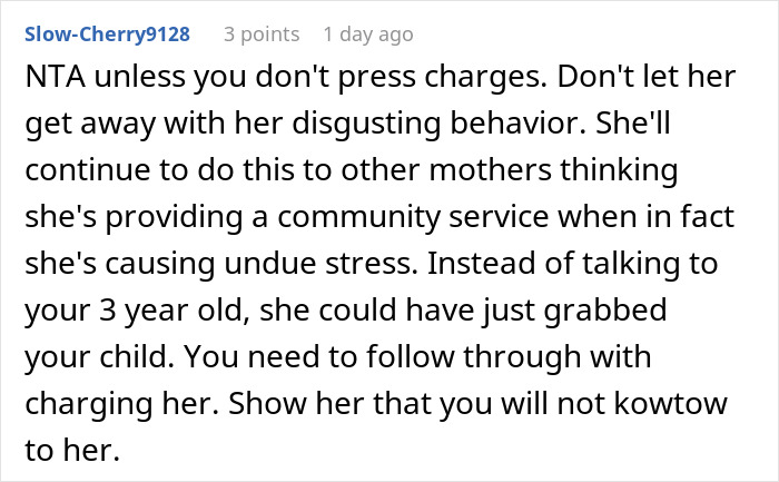 Screenshot of a Reddit comment discussing an unhinged mom at a trampoline park confronting a lady with kids.
