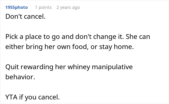 Text post discussing frustration with friend&rsquo;s strict diet enforced during social events, including birthdays.