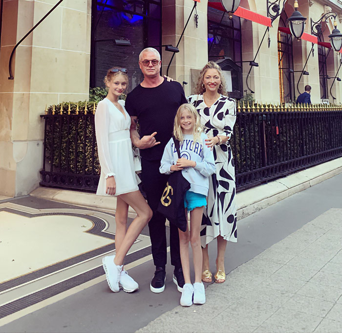 Eric Dane with his daughters and wife outside, related to GoFundMe backlash involving rich people asking for money.