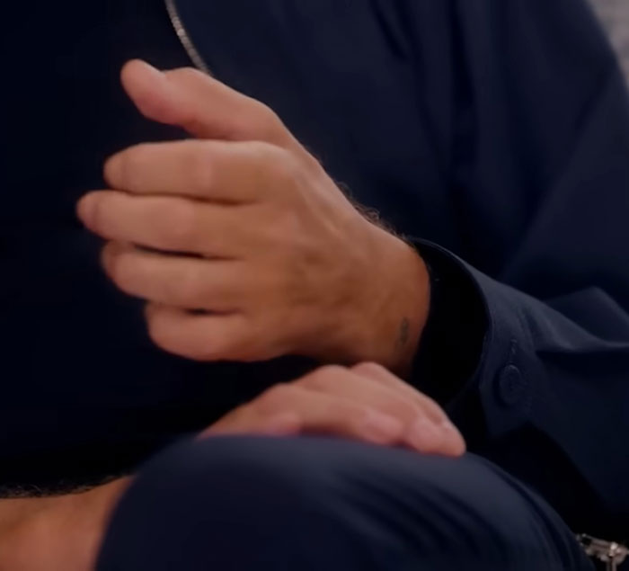 Close-up of a person’s hand gesture, highlighting the first symptom that led to Eric Dane’s ALS diagnosis.