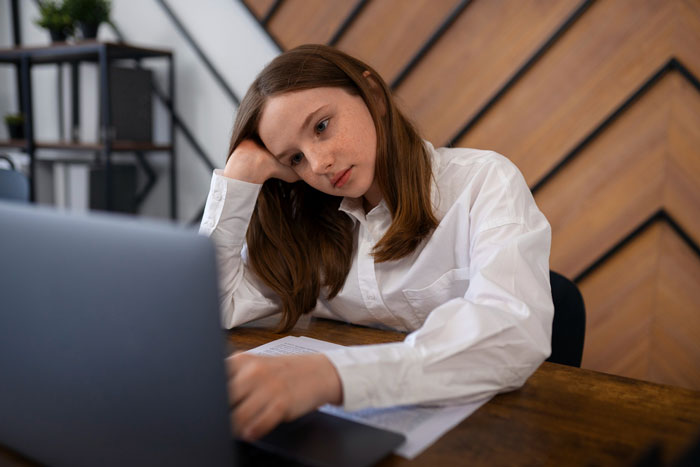 Mom Scolds 20YO For “Turning Off” Her Location, Daughter Just Snaps Over It Being Her Only Concern Mom Scolds 20YO For “Turning Off” Her Location, Daughter Just Snaps Over It Being Her Only Concern
