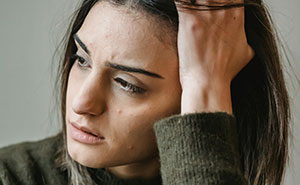 Family Excludes Daughter’s Wife From Vacation, Gets Mad When She Refuses To Join: “My Heart Sank”