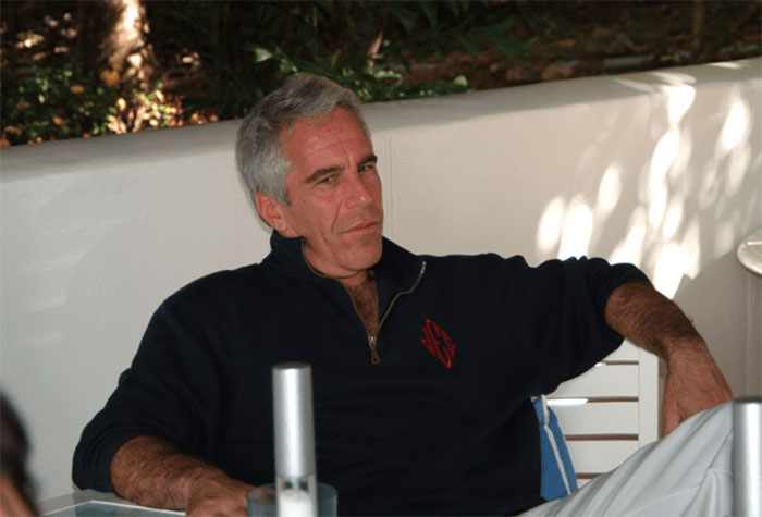 Homem sentado casualmente ao ar livre, relatando a explicação da família de Stephen Hawking para fotos obscenas nos arquivos de Epstein. Homem sentado casualmente ao ar livre, relatando a explicação da família de Stephen Hawking para fotos obscenas nos arquivos de Epstein.