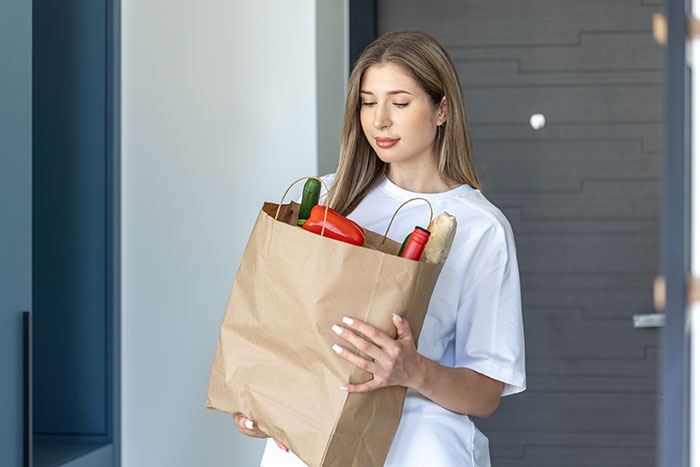 &ldquo;Struggling&rdquo; Mom Sees 19YO Daughter's $4K Savings And Demands Half, Mad As She Won't Hand It Over