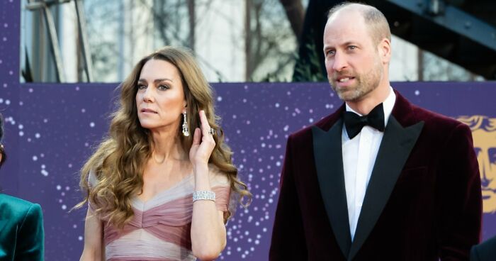 Woman Can’t Keep Her Sister’s Secret Anymore, Breaks Down After Mom Asks Her Directly