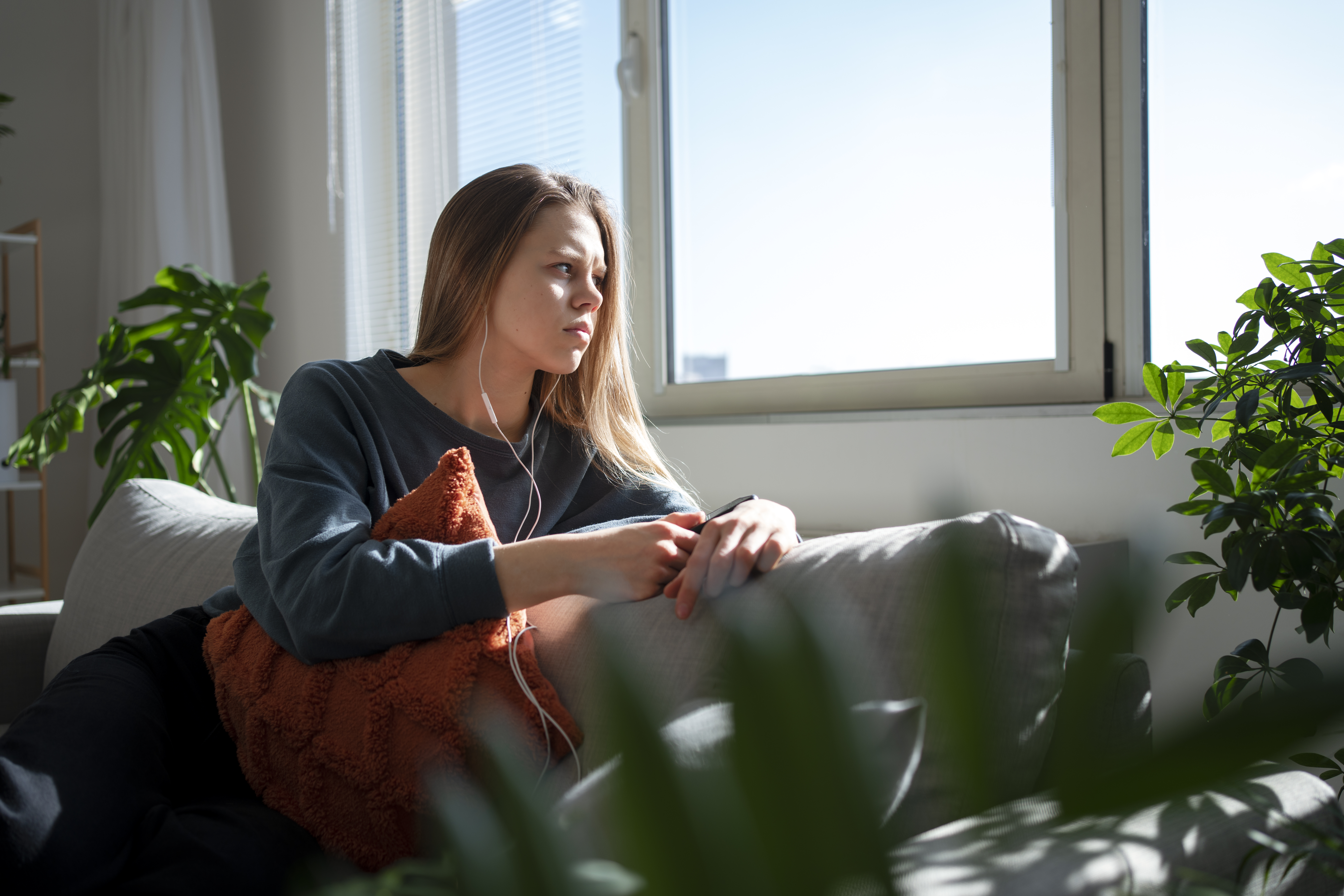 Woman Finds Biological Sister Wanting To Connect, Assumes She’s Invited To Her Wedding Woman Finds Biological Sister Wanting To Connect, Assumes She’s Invited To Her Wedding