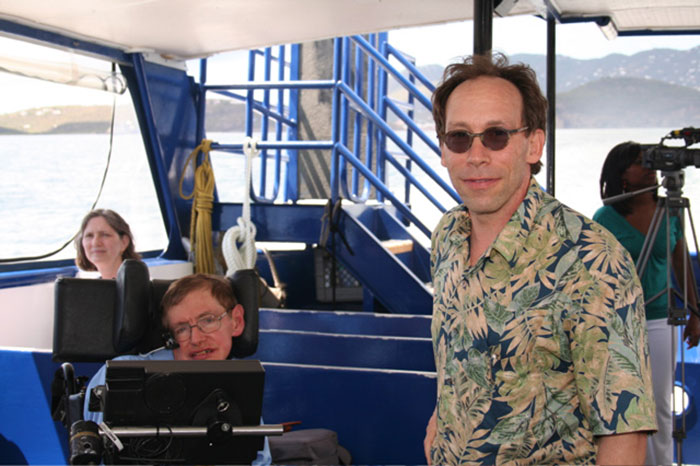 Stephen Hawking com a família em um barco, provocando reações relacionadas aos arquivos de Epstein e explicação de fotos atrevidas. Stephen Hawking com a família em um barco, provocando reações relacionadas aos arquivos de Epstein e explicação de fotos atrevidas.