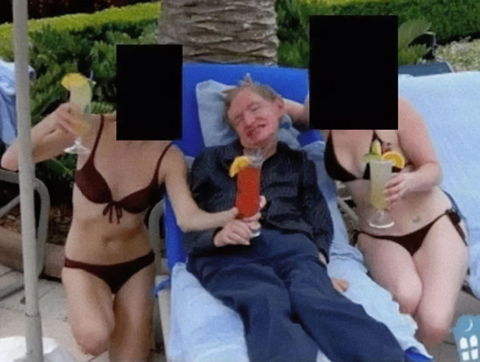 Stephen Hawking com duas mulheres de biquíni segurando bebidas à beira de uma piscina, relacionado à explicação da família nos arquivos de Epstein. Stephen Hawking com duas mulheres de biquíni segurando bebidas à beira de uma piscina, relacionado à explicação da família nos arquivos de Epstein.