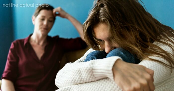 Woman Can’t Keep Her Sister’s Secret Anymore, Breaks Down After Mom Asks Her Directly