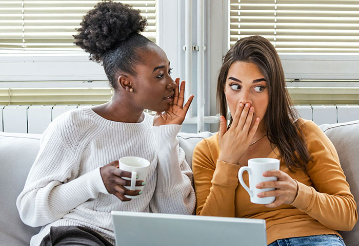 Woman Can't Keep Her Sister's Secret Anymore, Breaks Down After Mom Asks Her Directly