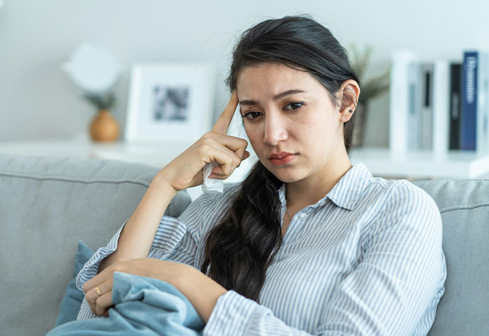 Woman Can't Keep Her Sister's Secret Anymore, Breaks Down After Mom Asks Her Directly