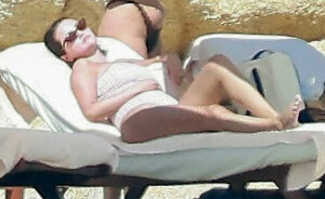 “Masterstroke Of PR Spin”: Selena Gomez Dragged Over Beach Vacation As Netizens Notice Odd Detail