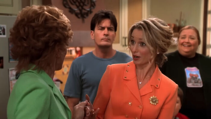 The Pitt star making a hilarious confession about her Seinfeld stint during a lively scene with co-stars.