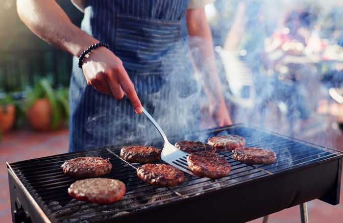Vocal Vegan Ruins The Vibe At Every BBQ, Sibling Refuses To Invite Her Anymore, Gets Grilled By Fam