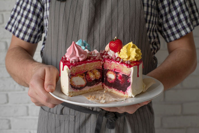 Ungrateful Wife Bins Husband&rsquo;s Cake Gift Because Of A "Bad Mood," He&rsquo;s Livid Over A Lack Of Apology