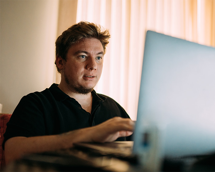 "Estou em perigo": Mulher descobre a história do namorado no YouTube e percebe que precisa fugir "Estou em perigo": Mulher descobre a história do namorado no YouTube e percebe que precisa fugir