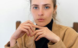 Guy Keeps Pestering His Tomboy Girlfriend To Wear A Dress: “Was On My Knees, Nearly Crying”