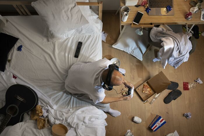 43 People Share Red Flags That They Always Look Out For In People's Homes