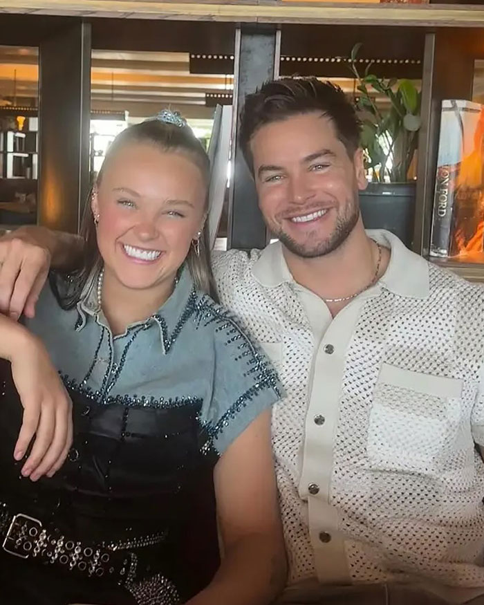 JoJo Siwa revela consequências dolorosas do casamento depois de caminhar até o altar com Chris Hughes JoJo Siwa revela consequências dolorosas do casamento depois de caminhar até o altar com Chris Hughes