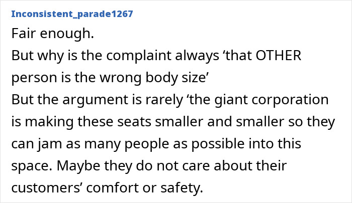 Comentário discutindo a nova política de tamanho do cliente da companhia aérea e as preocupações sobre o encolhimento dos assentos impactando o conforto e a segurança.