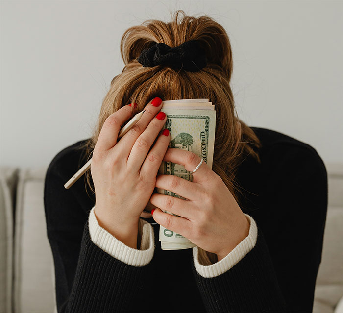 Woman Devastated After Fiancé Drains $8k Worth Of Savings To Buy Gaming PC And Forgets She Exists Woman Devastated After Fiancé Drains $8k Worth Of Savings To Buy Gaming PC And Forgets She Exists