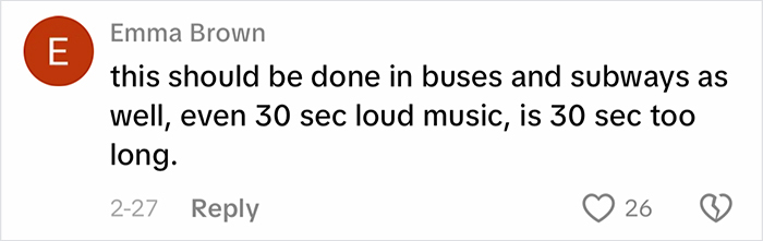 Woman Loses It After Getting Kicked Off Plane For Watching Videos Without Headphones