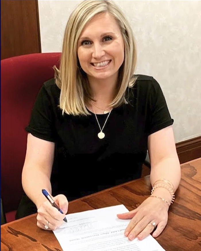 Cena explosiva em festa na piscina enquanto o filho do prefeito confronta sua mãe depois de pegá-la com seu amigo Cena explosiva em festa na piscina enquanto o filho do prefeito confronta sua mãe depois de pegá-la com seu amigo