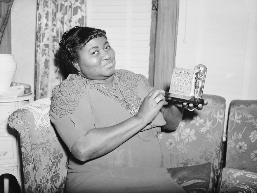 A atriz Hattie McDaniel é mostrada com a estatueta que recebeu por sua atuação em 