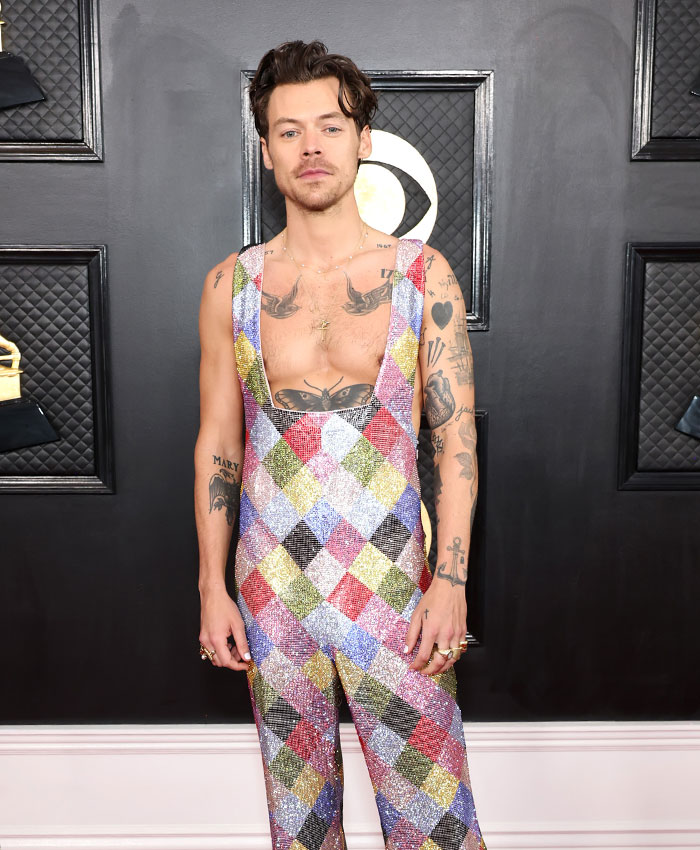 Depois de anos de acusações de queerbaiting, Harry Styles usou seu monólogo SNL para finalmente se manifestar Depois de anos de acusações de queerbaiting, Harry Styles usou seu monólogo SNL para finalmente se manifestar