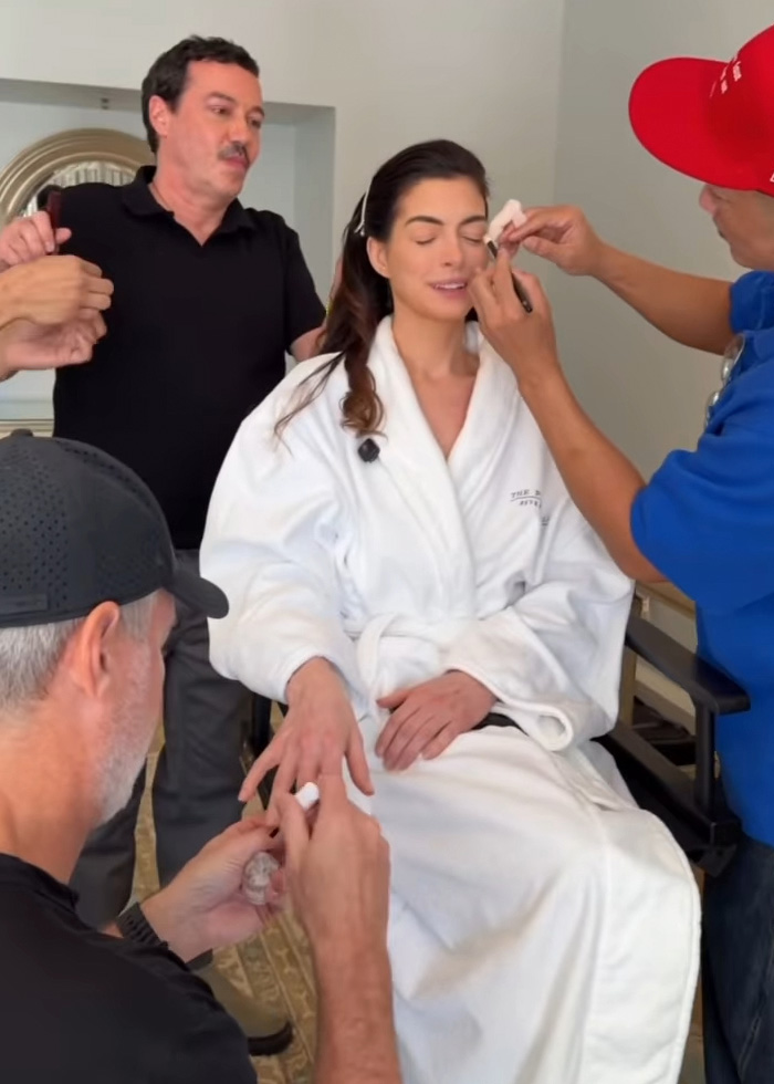 Anne Hathaway fazendo maquiagem e tratamento de unhas revelando truque por trás do rosto tenso após o exame minucioso do Oscar