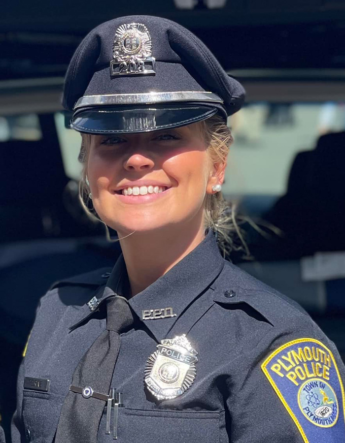 Policial feminina desmorona no tribunal ao ser acusada de crimes horríveis contra menino adolescente sob sua custódia Policial feminina desmorona no tribunal ao ser acusada de crimes horríveis contra menino adolescente sob sua custódia