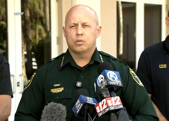 Policial falando em uma entrevista coletiva sobre Tiger Woods preso por DUI após acidente de capotamento na Flórida. Policial falando em uma entrevista coletiva sobre Tiger Woods preso por DUI após acidente de capotamento na Flórida.