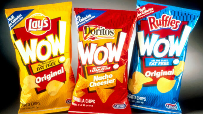 Sacolas de chips WOW Lay's, Doritos e Ruffles exibidas, exemplos de desastres de relações públicas envolvendo marcas de salgadinhos.