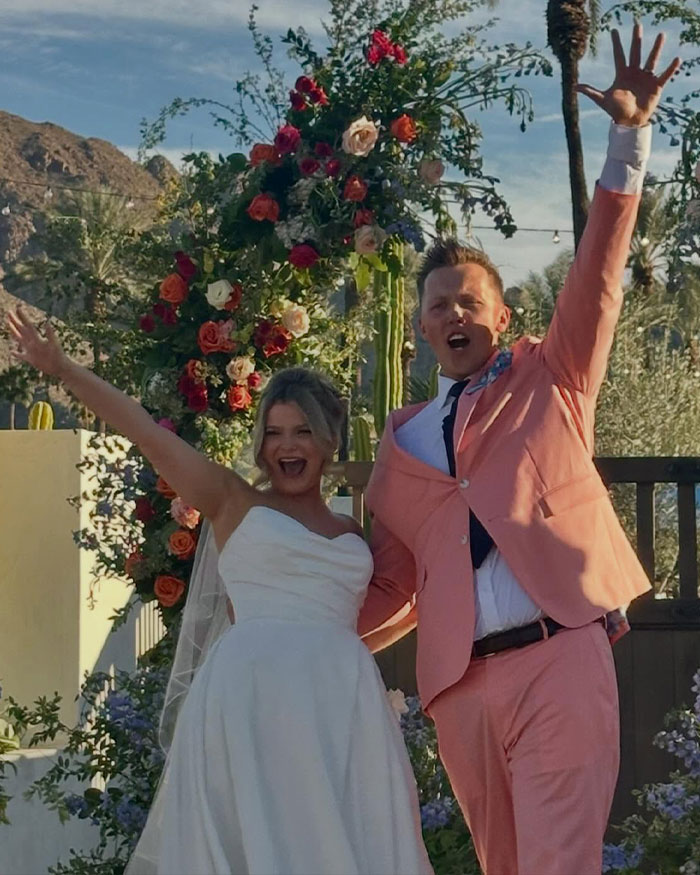 JoJo Siwa revela consequências dolorosas do casamento depois de caminhar até o altar com Chris Hughes JoJo Siwa revela consequências dolorosas do casamento depois de caminhar até o altar com Chris Hughes