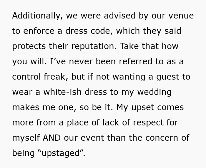 Trecho de texto sobre a aplicação de um código de vestimenta de casamento para evitar o uso de vestido branco e respeitar o evento e a noiva.