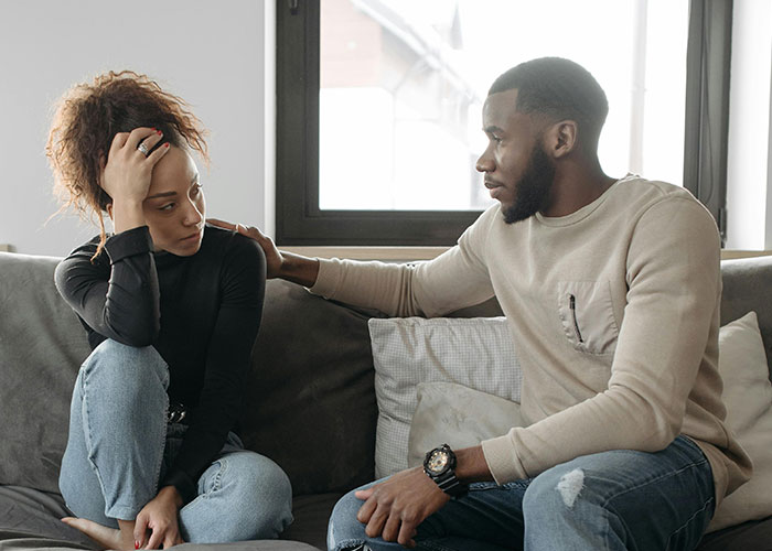 Mulher descobre que namorado a filmou com câmera secreta: Mulher descobre que namorado a filmou com câmera secreta: