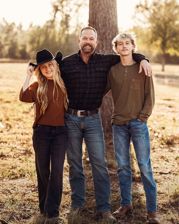 Cena explosiva em festa na piscina enquanto o filho do prefeito confronta sua mãe depois de pegá-la com seu amigo Cena explosiva em festa na piscina enquanto o filho do prefeito confronta sua mãe depois de pegá-la com seu amigo
