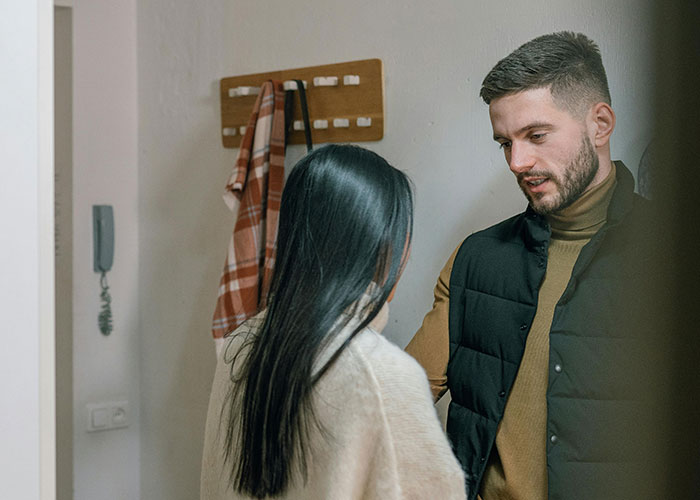 Casal conversando sério dentro de casa, ilustrando o momento em que um ex revela quem realmente era durante o divórcio.