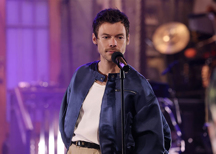 Depois de anos de acusações de queerbaiting, Harry Styles usou seu monólogo SNL para finalmente se manifestar Depois de anos de acusações de queerbaiting, Harry Styles usou seu monólogo SNL para finalmente se manifestar