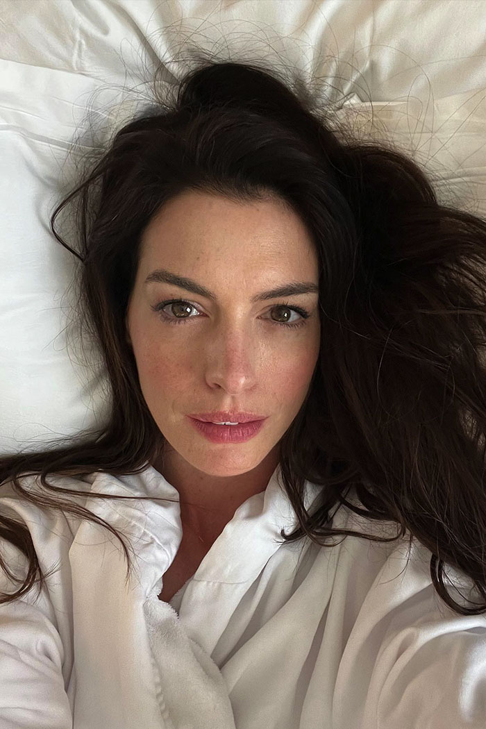 A aparição de Anne Hathaway no Oscar provoca reações selvagens enquanto os fãs percebem algo estranho