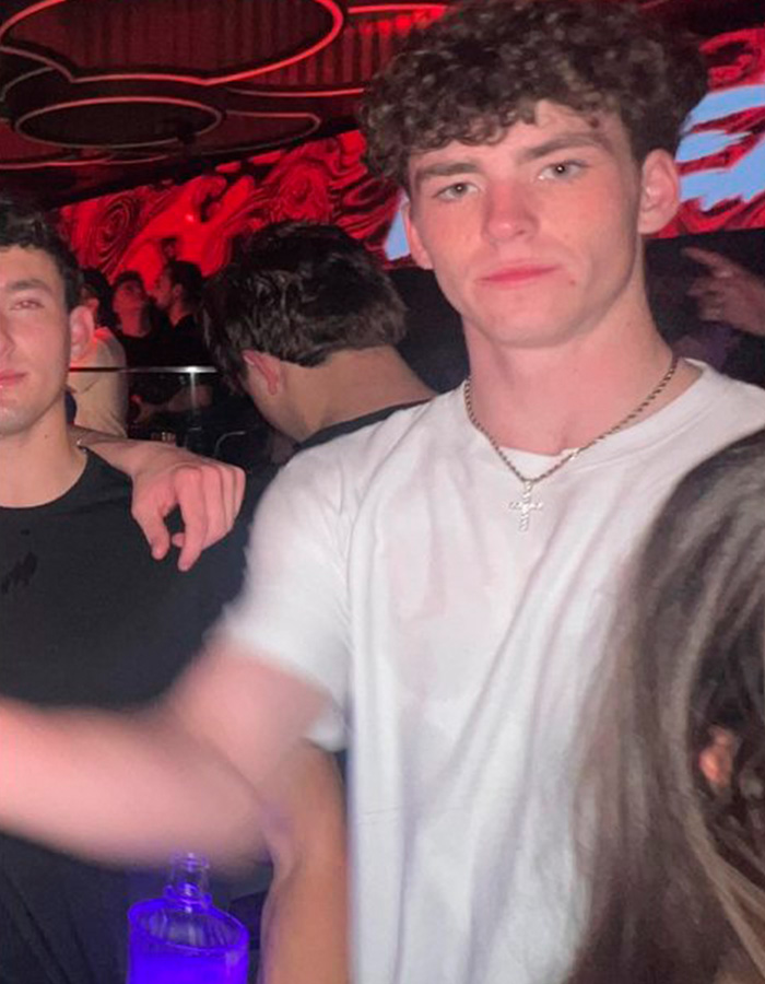 Jovem estudante do Alabama com camisa branca e colar com cruz em cena de boate antes de desaparecer em Barcelona. Jovem estudante do Alabama com camisa branca e colar com cruz em cena de boate antes de desaparecer em Barcelona.