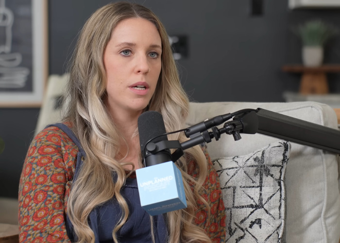Jill Duggar falando ao microfone durante um podcast, abordando a prisão de Joseph Duggar e questões criminais relacionadas. Jill Duggar falando ao microfone durante um podcast, abordando a prisão de Joseph Duggar e questões criminais relacionadas.