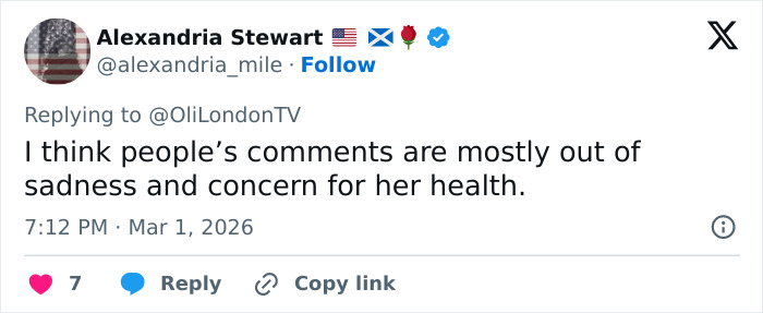 Screenshot of a tweet replying to a discussion about Kelly Osbourne firing back at cruel trolls after Brit Awards look goes viral.