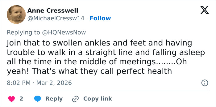 Tweet text discussing symptoms related to swollen ankles and feet, relevant to doctors weighing in on Trump&rsquo;s neck rash.