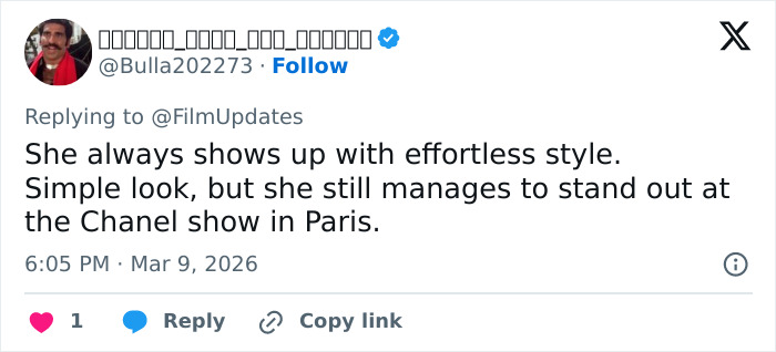 Screenshot of a tweet praising Margot Robbie&rsquo;s effortless style and standout look at the Chanel show in Paris.